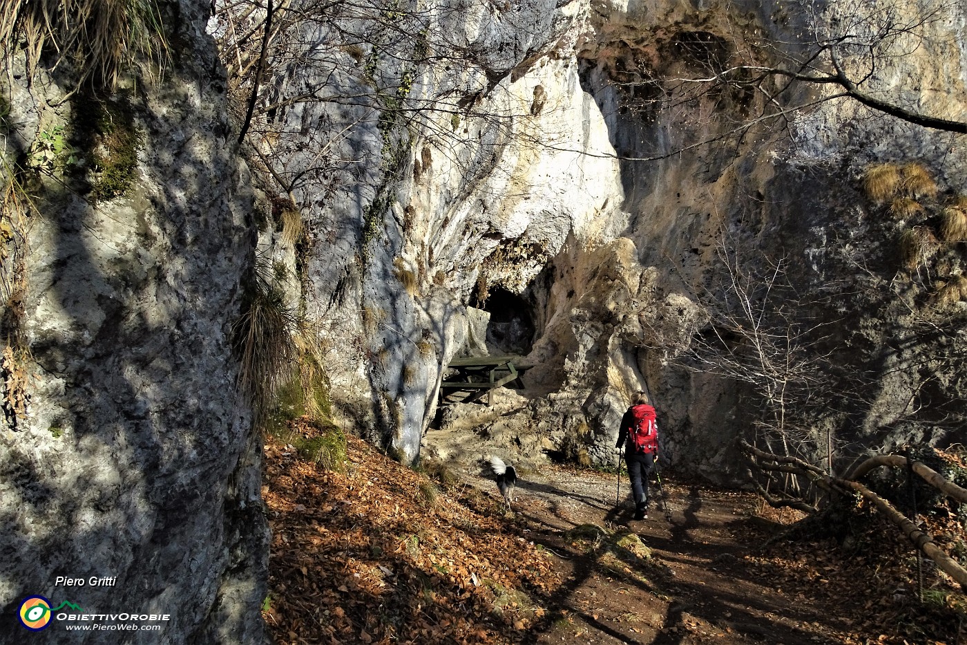 34 Un brevissimo  sentiero a dx porta alla Grotta della Cornabusa.JPG